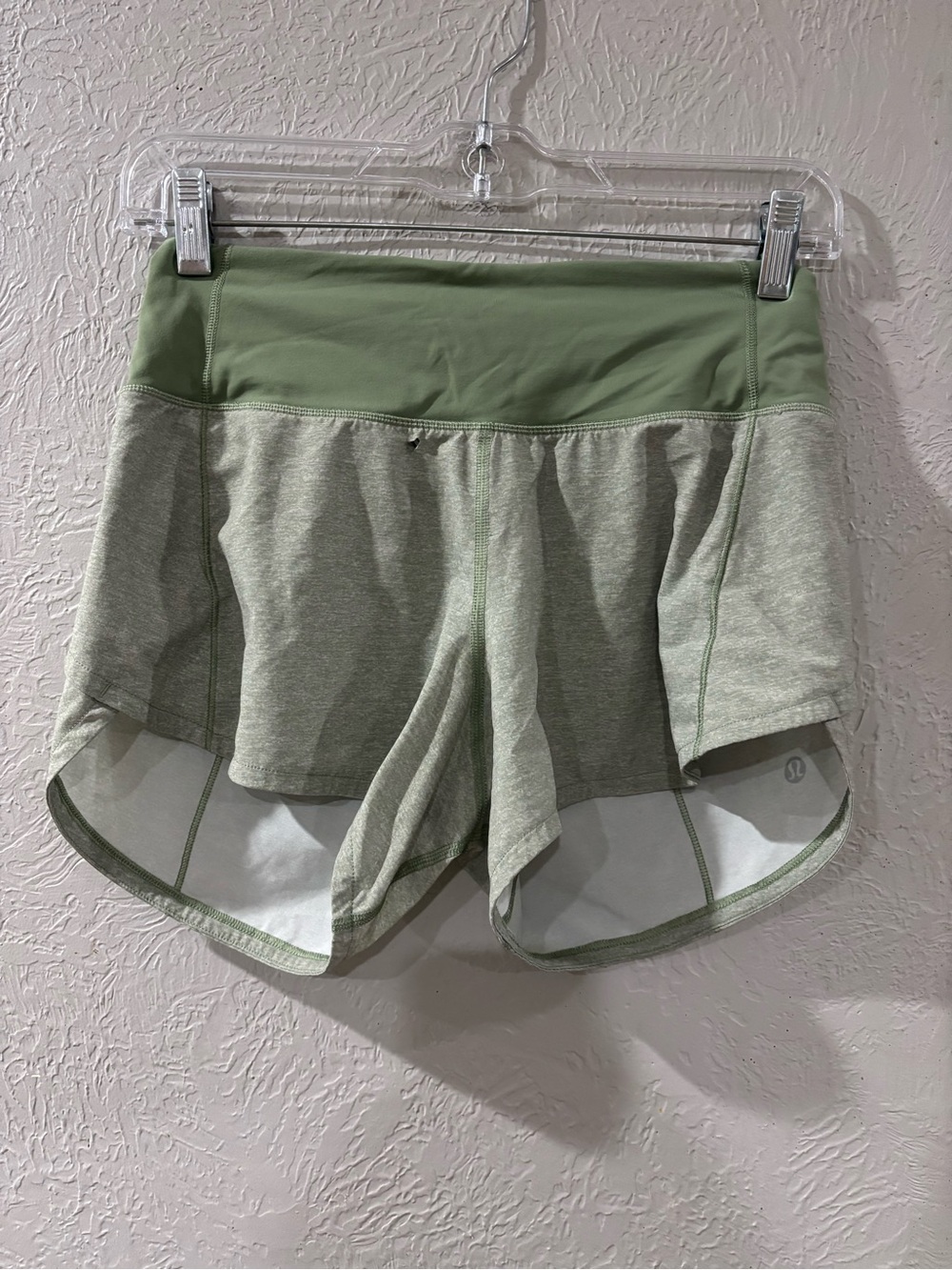 Lululemon Speed Up Mid-Rise Athletic Running Shorts 4” in Marled Green size 2